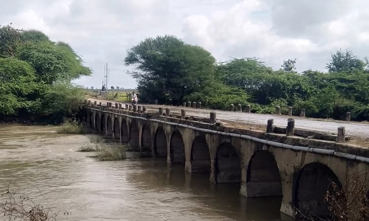 ರೈತರಿಗೆ ಸಂಕಷ್ಟ ತಂದ ಅಕಾಲಿಕ ಮಳೆ : ನೀರು ತುಂಬಿ ಹರಿದ ದೊಡ್ಡ ಹಳ್ಳ