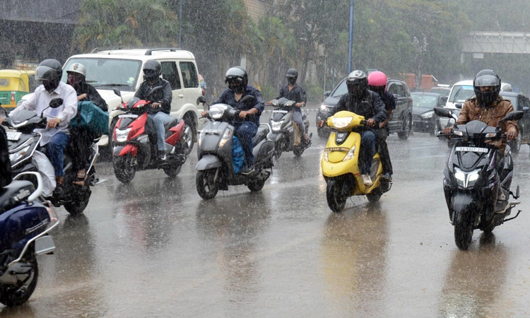 ರಾಜಧಾನಿಯಲಿ ವರುಣನ ಅಬ್ಬರಕ್ಕೆ ಓರ್ವ ಬಲಿ ; ಜನಜೀವನ ಅಸ್ತವ್ಯಸ್ತ