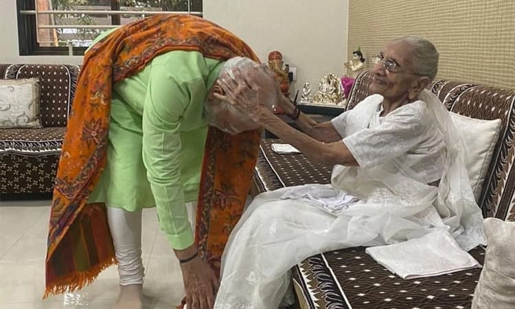 ಗುಜರಾತ್‌ನಲ್ಲಿ ನಾಳೆ ಎರಡನೇ ಹಂತದ ಮತದಾನ; ತಾಯಿಯನ್ನು ಭೇಟಿಯಾದ ಪ್ರಧಾನಿ ಮೋದಿ