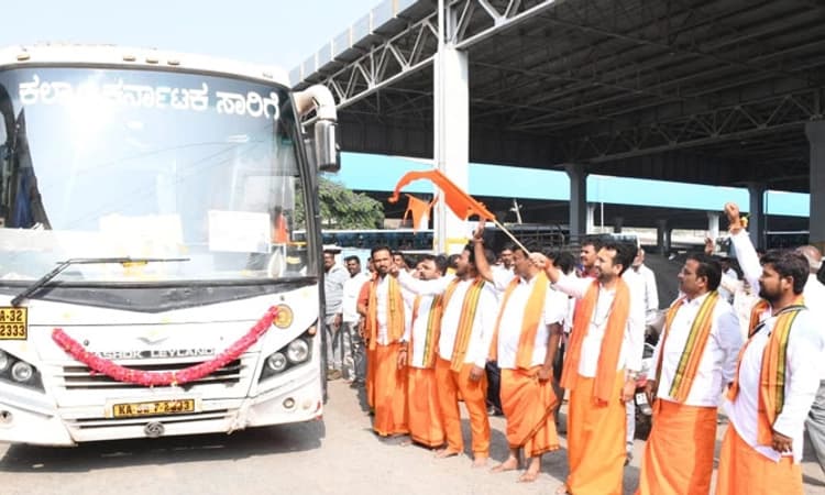 ಅಂಜನಾದ್ರಿ ಬೆಟ್ಟಕ್ಕೆ ಯಾತ್ರೆ ಬೆಳೆಸಿದ ಹನುಮ ಮಾಲಾಧಾರಿಗಳು