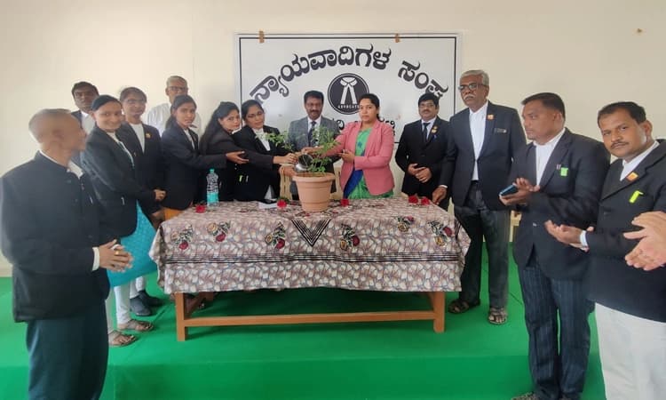 ಕನ್ನಡದಲ್ಲಿ ವಾದ ಮಂಡಿಸುವ ವಕೀಲರಲ್ಲಿ ಕೀಳರಿಮೆ ಬೇಡ: ವಕೀಲರು ಸಮಾಜದ ಅವಿಭಾಜ್ಯ ಅಂಗ