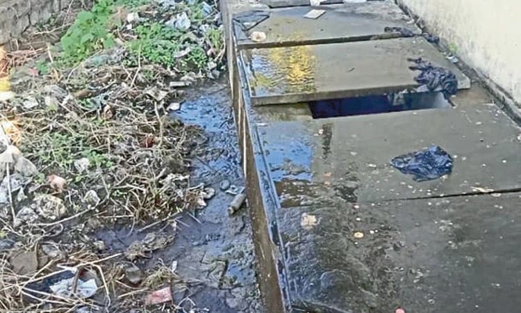 ಬಸ್‌ ನಿಲ್ದಾಣದಲ್ಲಿ ದುರ್ನಾತ:ಪ್ರಯಾಣಿಕರಿಗೆ ನಿತ್ಯ ನರಕ