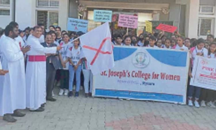 ಎಚ್‌ಐವಿ ಪೀಡಿತರನ್ನು ಕೀಳಾಗಿ ಕಾಣದಿರಿ: ಡೀಸಿ ರಾಜೇಂದ್ರ