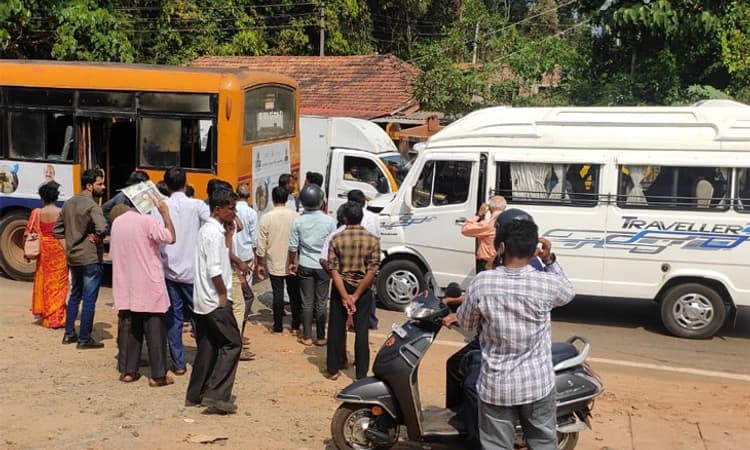 ಪುತ್ತೂರು: ದಿಢೀರನೆ ಬ್ರೇಕ್ ಹಾಕಿದ ಬಸ್ ಚಾಲಕ: ಟಿಟಿ ವಾಹನ ಢಿಕ್ಕಿ