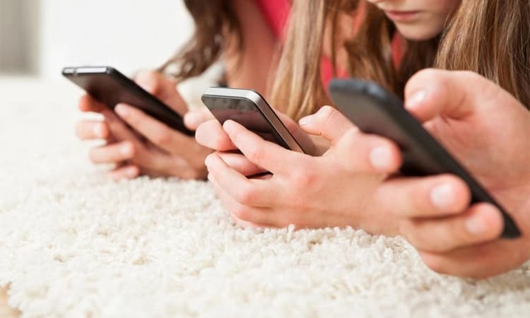 ಮಕ್ಕಳಲ್ಲಿ ಹೆಚ್ಚಿದ ಸ್ಮಾರ್ಟ್‌ಫೋನ್‌ ಬಳಕೆ; ಲೋಕಲ್‌ ಸರ್ಕಲ್‌ ಸಮೀಕ್ಷೆಯಲ್ಲಿ ದೃಢ