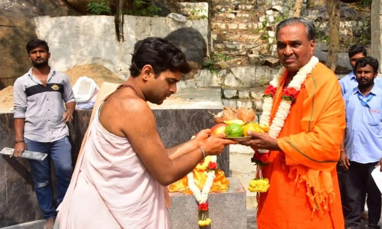 ಅಂಜನಾದ್ರಿಯಲ್ಲಿ ಹನುಮಮಾಲೆ ಧರಿಸಿದ ಶಾಸಕ ಪರಣ್ಣ ಮುನವಳ್ಳಿ