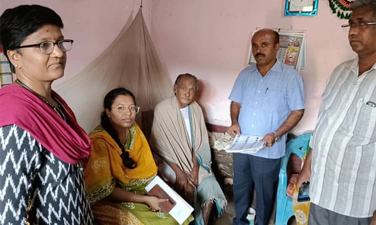 80 ವರ್ಷಕ್ಕಿಂತ ಮೇಲ್ಪಟ್ಟ ಮತದಾರರ ಭೇಟಿಯಾದ ತಹಶೀಲ್ದಾರ್
