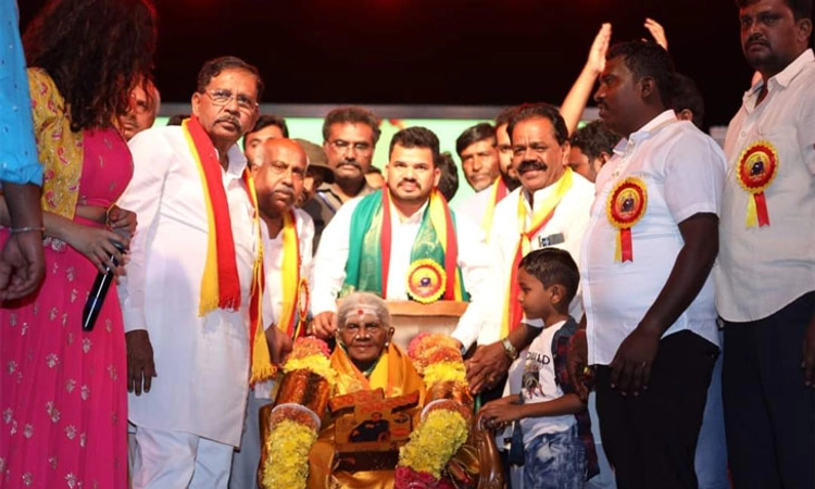 ಸಾಲುಮರದ ತಿಮ್ಮಕ್ಕರಿಗೆ ಜನತೆಯ ಪರವಾಗಿ ಡಾ.ಜಿ.ಪರಮೇಶ್ವರ್ ರಿಂದ ಸನ್ಮಾನ
