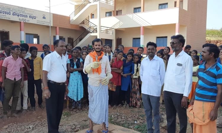 ಶಾಲೆಯ ನೀರಿನ ಟ್ಯಾಂಕ್ ನಲ್ಲಿ ನಾಗರಹಾವು; ಆತಂಕಗೊಂಡ ವಿದ್ಯಾರ್ಥಿಗಳು