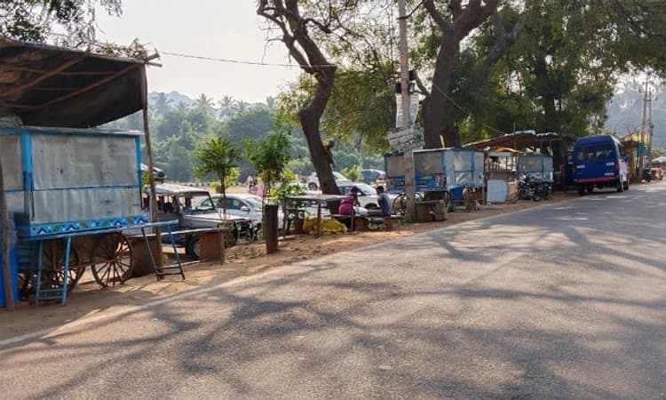 ಅಂಜನಾದ್ರಿ: ಸ್ವಪ್ರೇರಣೆಯಿಂದ ಅನ್ಯಕೋಮಿನ ವ್ಯಾಪಾರಿಗಳ ಅಂಗಡಿಗಳು ಬಂದ್