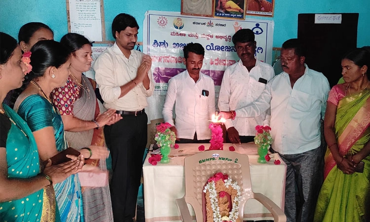 ಹಿರೇಮನ್ನಾಪೂರ ಏಳನೇ ಅಂಗನವಾಡಿ ಕೇಂದ್ರ ಸರಕಾರಿ ಶಾಲಾ ಕಟ್ಟಡಕ್ಕೆ ಶಿಫ್ಟ್