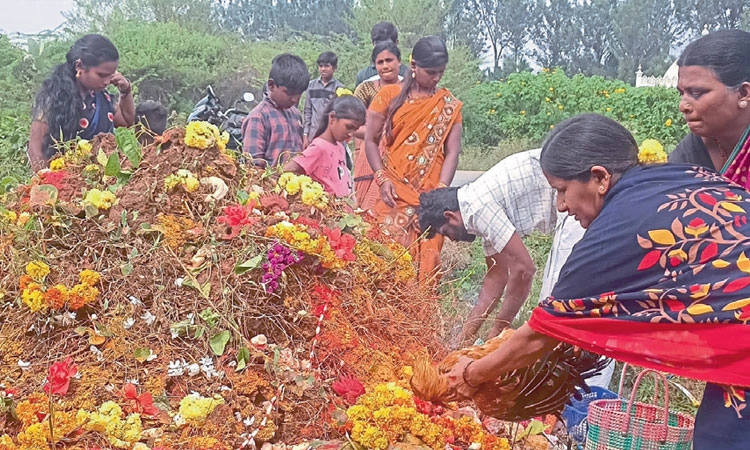 ಹುತ್ತಕೆ ಹಾಲು, ಮೊಟ್ಟೆ ,ಕೋಳಿ ಬಲಿ ಕೊಟ್ಟು  ಷಷ್ಠಿ ಆಚರಣೆ