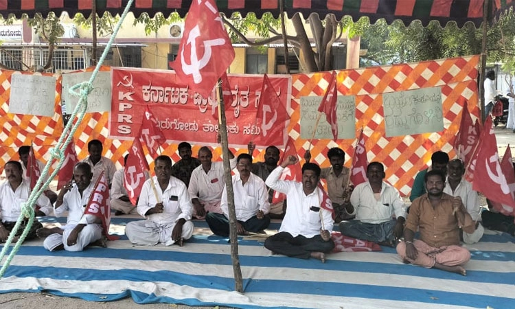 ಕುರುಗೋಡು: ಬಯೋ ಕಂಪನಿ ರದ್ದುಪಡಿಸಲು ಅಂಗಡಿಗಳ ಮಾಲೀಕರ ವಿರುದ್ಧ ರೈತ ಸಂಘ ಪ್ರತಿಭಟನೆ