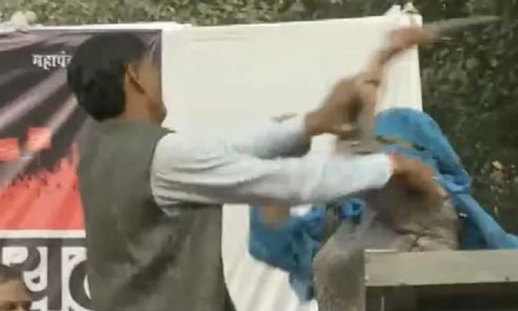 ಬೇಟಿ ಬಚಾವೋ ಮಹಾಪಂಚಾಯತ್ ಸಭಾ ಕಾರ್ಯಕ್ರಮದಲ್ಲಿ ಮಹಿಳೆಯಿಂದ ವ್ಯಕ್ತಿಗೆ ಚಪ್ಪಲಿ ಏಟು!