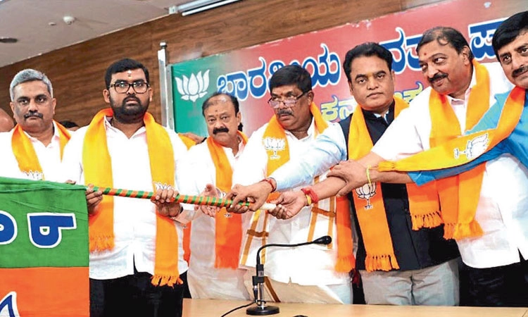 ಜಿಲ್ಲೆಯ ಕೈ-ದಳ ನಾಯಕರು ಕಮಲ ತೆಕ್ಕೆಗೆ