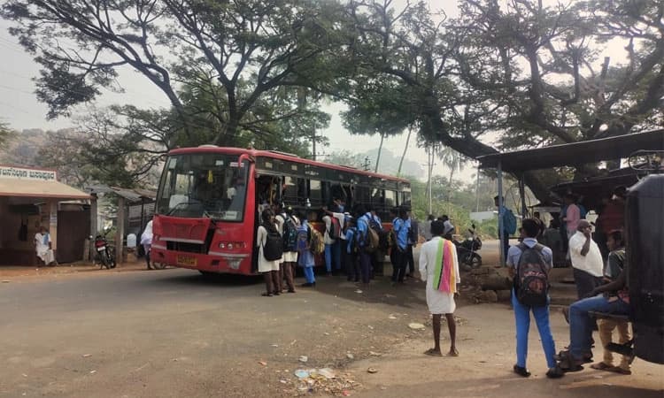 ಗಂಗಾವತಿ: ಸಾರಿಗೆ ಸಚಿವರ ಆದೇಶಕ್ಕೆ ಕ್ಯಾರೆ ಎನ್ನದ ಕೆ.ಎಸ್.ಆರ್.ಟಿ.ಸಿ. ಅಧಿಕಾರಿಗಳು