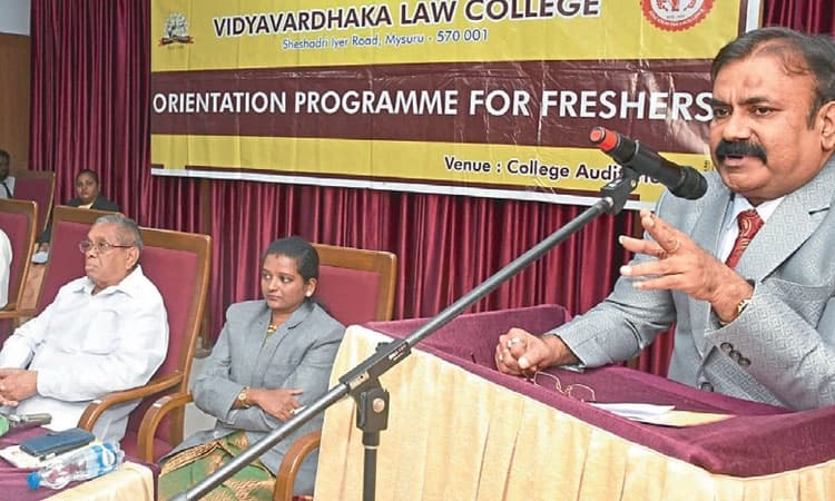 ವಕೀಲರು ಸಮಾಜದ ಬಿಕ್ಕಟ್ಟುಗಳಿಗೆ ಸ್ಪಂದಿಸಬೇಕು