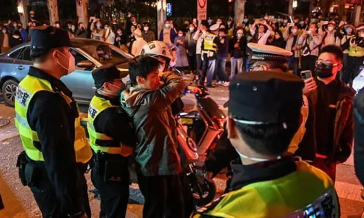 ಚೀನದಲ್ಲಿ ನಿಲ್ಲದ ಆಕ್ರೋಶ: ಶಾಂಘೈನಲ್ಲಿ ಪೊಲೀಸರ ಜತೆಗೆ ಘರ್ಷಣೆ