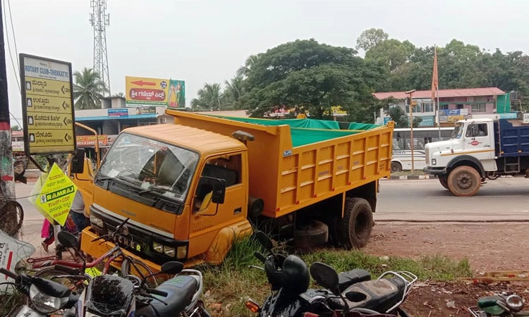 ತೆಕ್ಕಟ್ಟೆ: ರಸ್ತೆ ಬದಿಯ ಹೊಂಡಕ್ಕೆ ಬಿದ್ದ ಈಚರ್‌ ವಾಹನ; ತಪ್ಪಿದ ಭಾರೀ ಅನಾಹುತ