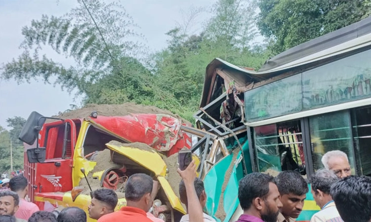 ಚಿಕ್ಕಮಗಳೂರು: ಬಸ್ -ಟಿಪ್ಪರ್ ಮುಖಾಮುಖಿ; ಮಹಿಳೆ ಸಾವು, 15 ಮಂದಿಗೆ ಗಾಯ