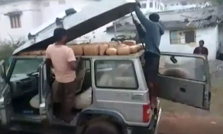 ʼಪುಷ್ಪʼ ಸಿನಿಮಾ ಪ್ರೇರಣೆ: ವಾಹನದ ಟಾಪ್‌ ನಲ್ಲಿ ಗಾಂಜಾ ಸಾಗಾಟಕ್ಕೆ ಯತ್ನ: ಬಂಧನ