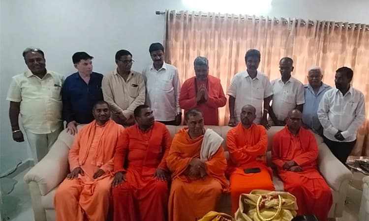 ರಮೇಶ್ ಜಾರಕಿಹೊಳಿ ನಿವಾಸಕ್ಕೆ ಎಸ್ ಸಿ, ಎಸ್ ಟಿ ಸಮಾಜದ ಮಠಾಧೀಶರು: ಗೌಪ್ಯ ಸಭೆ