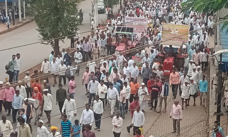 ಬೆಳಗಾವಿ: ರಿಂಗ್ ರೋಡ್ ವಿರೋಧಿಸಿ ರೈತರ ಬಾರುಕೋಲು ಚಳವಳಿ