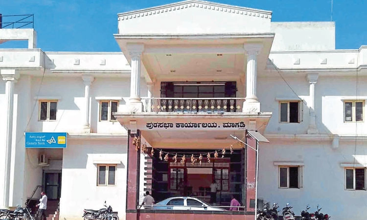ಮುಖ್ಯಾಧಿಕಾರಿ ಇಲ್ಲದ ಖಾಲಿ ಪುರಸಭೆ