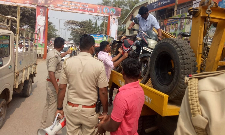 ಕುಷ್ಟಗಿ ಪೊಲೀಸರ ಕಾರ್ಯಾಚರಣೆ; ನಂಬರ್ ಪ್ಲೆಟ್ ಇಲ್ಲದ 100 ಕ್ಕೂ ಅಧಿಕ ವಾಹನ ಹೊತ್ತೋಯ್ದು ಪೋಲಿಸರು