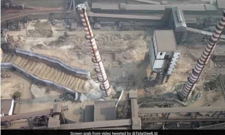 Watch: ಟಾಟಾ ಸ್ಟೀಲ್ ಪ್ಲ್ಯಾಂಟ್ ನ 110 ಮೀಟರ್ ಎತ್ತರದ ಚಿಮಣಿ 11 ನಿಮಿಷಗಳಲ್ಲೇ ನೆಲಸಮ!