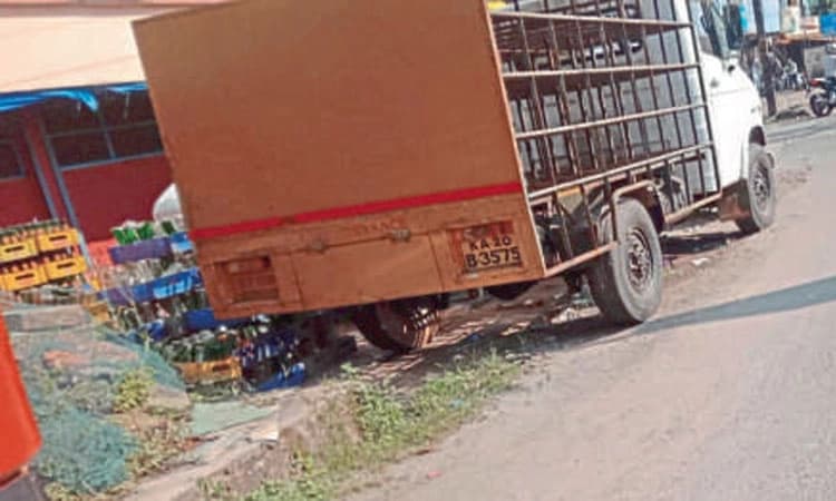 ಪಾರ್ಕಿಂಗ್‌ ಸಮಸ್ಯೆ ಉಲ್ಬಣ; ರಸ್ತೆಯಲ್ಲೇ ವಾಹನ ನಿಲುಗಡೆ