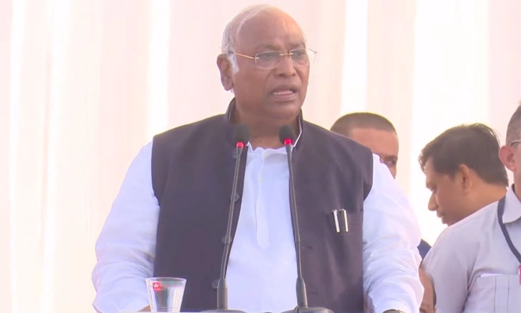 ನಾನು ಕೂಡ ಬಡವರಲ್ಲಿ ಬಡವ, ಅಸ್ಪೃಶ್ಯ ಜಾತಿಯಿಂದ ಬಂದವನು; ಪ್ರಧಾನಿ ವಿರುದ್ದ ಖರ್ಗೆ ಕಿಡಿ