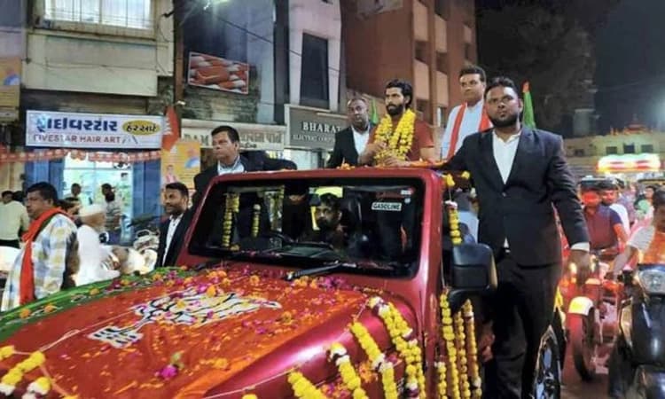 ಪತ್ನಿ ಪರ ಜಡೇಜಾ ಭರ್ಜರಿ ಪ್ರಚಾರ; ಕೈ ಪರ ಬ್ಯಾಟ್ ಬೀಸುತ್ತಿರುವ ಸಹೋದರಿ!