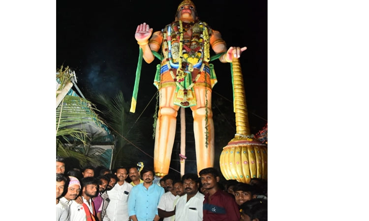 ಕುರುಗೋಡು: ಮಾಜಿ ಶಾಸಕರಿಂದ ಆಂಜನೇಯ ದೇವಸ್ಥಾನಕ್ಕೆ 1 ಲಕ್ಷ ದೇಣಿಗೆ
