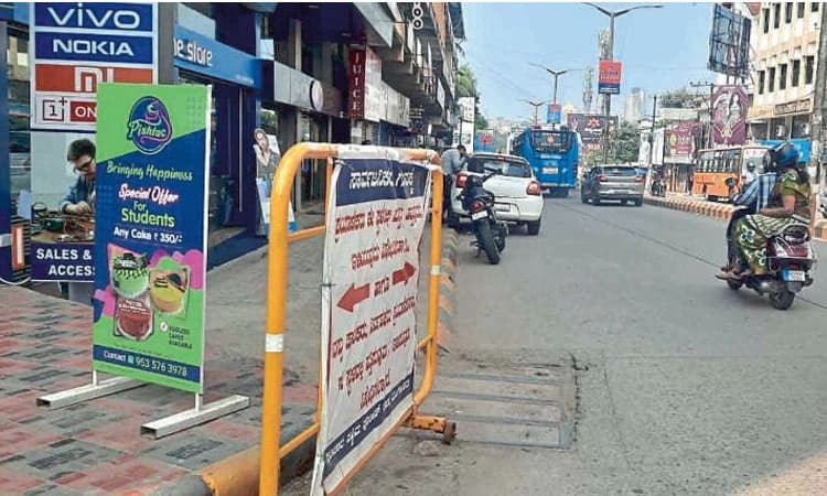 ನೋ ಪಾರ್ಕಿಂಗ್‌ ಜಾಗದಲ್ಲಿ ಪಾರ್ಕಿಂಗ್‌; ಪೊಲೀಸರಿಂದ ಅರಿವು