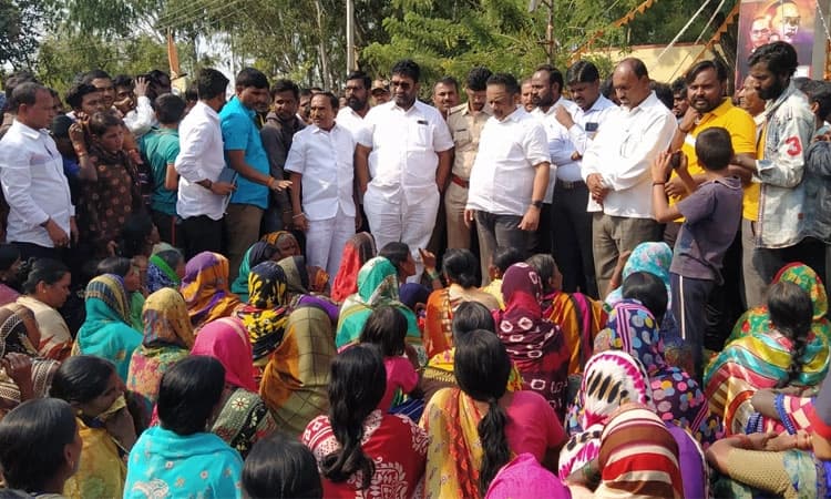 ಅಂಬೇಡ್ಕರ್ ಭಾವಚಿತ್ರಕ್ಕೆ ಸಗಣಿ: ಒಂದೇ ದಿನದಲ್ಲಿ ಆರೋಪಿ ಪತ್ತೆಗೆ ಎಂ.ಎಲ್.ಸಿ.ಗಳ ಒತ್ತಾಯ