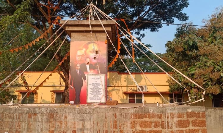 ಹುಮನಾಬಾದ: ಘಾಟಬೋರಳ ಗ್ರಾಮದ ಅಂಬೇಡ್ಕರ್ ಭಾವಚಿತ್ರಕ್ಕೆ ಸಗಣಿ