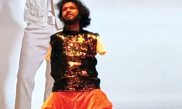 ಎರಡೂ ಕೈ ಇಲ್ಲದವನ ಬದುಕಿನಲ್ಲೂ ಬಂಗಾರದ ಬೆಳಕು!
