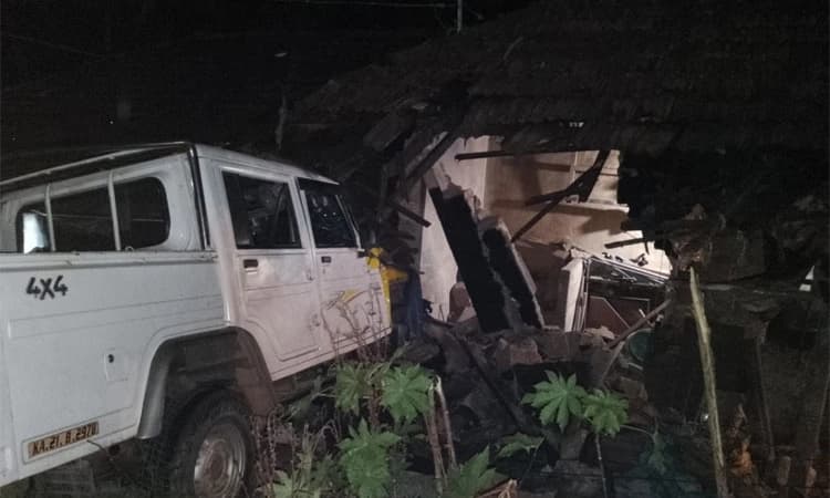 ಬಂಟ್ವಾಳ: ಕಾರು – ಪಿಕ್‌ ಅಪ್‌ ಢಿಕ್ಕಿ; ಮನೆಗೆ ಹಾನಿ