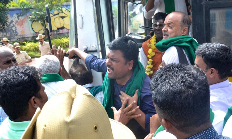 ಸರ್ಕಾರದ ಶವ ಯಾತ್ರೆಗೆ ಮುಂದಾದ ರೈತರು ವಶಕ್ಕೆ