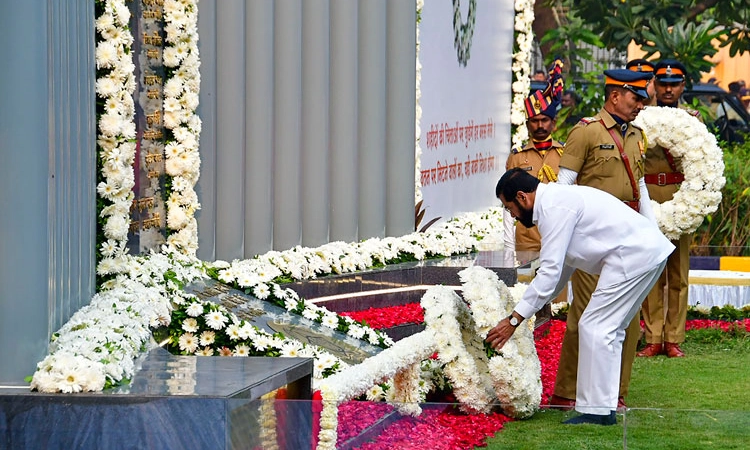 26/11ರ ಮುಂಬೈ ಭಯೋತ್ಪಾದಕ ದಾಳಿಯಲ್ಲಿ ಮಡಿದವರಿಗೆ ಗೌರವ ನಮನ