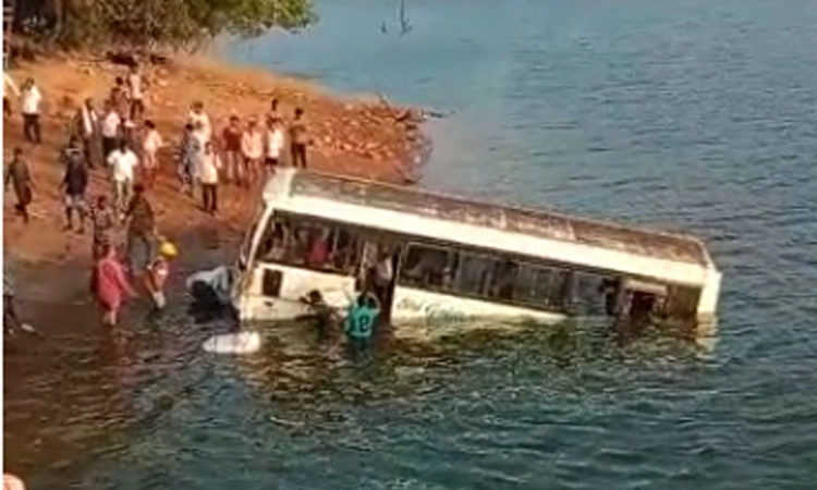ಶರಾವತಿ ಹಿನ್ನೀರಿಗೆ ಇಳಿದ ಬಸ್ : ಹೊಳೆ ಬಾಗಿಲಿನಲ್ಲಿ ತಪ್ಪಿದ ಭಾರಿ ದುರಂತ
