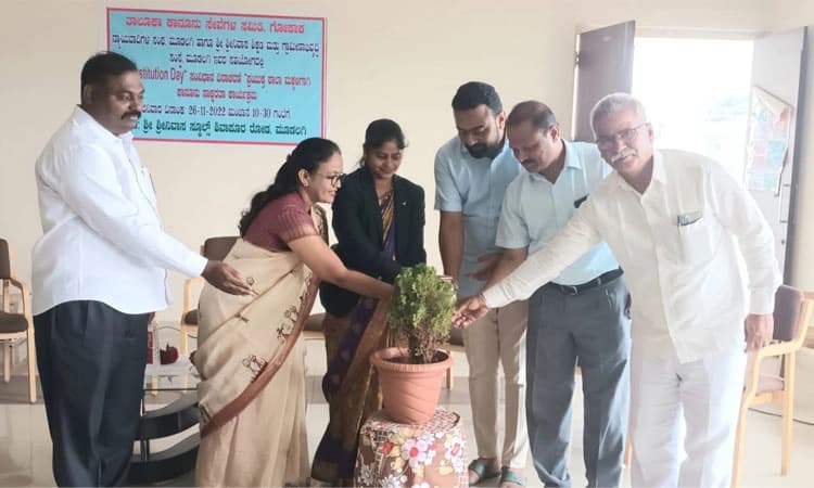 ಮೂಡಲಗಿ: ಶ್ರೀನಿವಾಸ ಶಾಲೆಯಲ್ಲಿ ಕಾನೂನು ಸಾಕ್ಷರತಾ ಕಾರ್ಯಕ್ರಮ