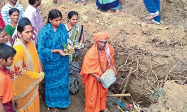 ನೀಲಗುಂದ ಶ್ರೀಗಳಿಂದ ಐಕ್ಯಮಂಟಪಕ್ಕೆ ಶಿಲಾನ್ಯಾಸ