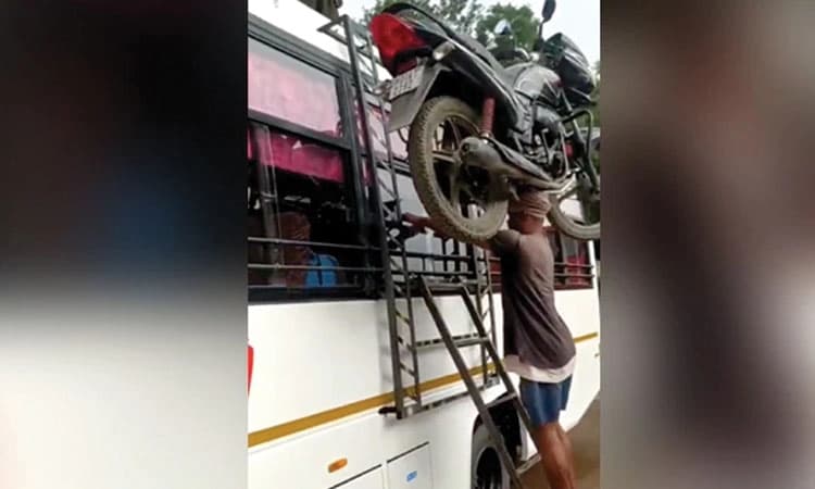 ವಿಡಿಯೋ: ತಲೆಯ ಮೇಲೆ ಬೈಕ್‌ ಹೊತ್ತುಕೊಂಡು ಸಾಗಿದ ವ್ಯಕ್ತಿ; ಇವರೇ ರಿಯಲ್‌ ಬಾಹುಬಲಿ ಎಂದ ನೆಟ್ಟಿಗರು