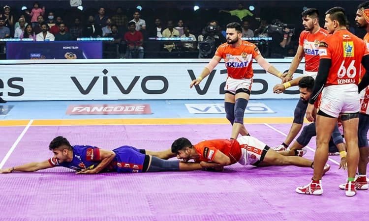 ಪ್ರೊ ಕಬಡ್ಡಿ ಪಂದ್ಯ: ಅಬ್ಬರದ ಪಂದ್ಯದಲ್ಲಿ ಅಬ್ಬರಿಸಿದ ದಬಾಂಗ್‌ ಡೆಲ್ಲಿ