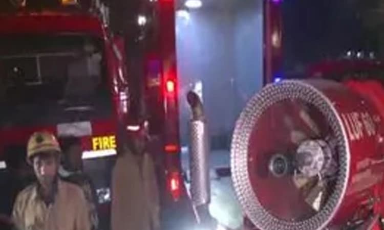 ಚಾಂದಿನಿ ಚೌಕ್‌ ನಲ್ಲಿ ಭಾರೀ ಅಗ್ನಿ ಅವಘಡ ; 100 ಕ್ಕೂ ಹೆಚ್ಚು ಅಂಗಡಿಗಳು ಭಸ್ಮ