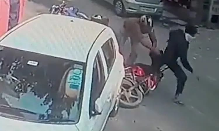 ಜೀವದ ಹಂಗು ತೊರೆದು ಕಳ್ಳನನ್ನು ಹಿಡಿದ ಪೊಲೀಸ್ ಪೇದೆಗೆ ಭಾರಿ ಪ್ರಶಂಸೆ