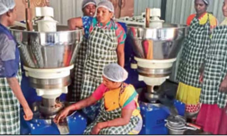ರಾಸಾಯನಿಕ ಬಳಸದೆ ಶುದ್ಧ ಅಡುಗೆ ಎಣ್ಣೆ ತಯಾರಿಕೆ; ಆದಿವಾಸಿ ಮಹಿಳೆಯರ ಸಾಧನೆ