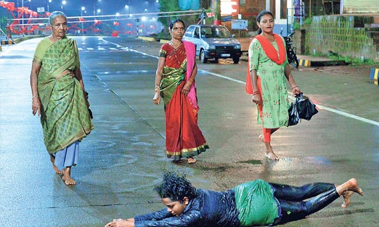 ಕುಕ್ಕೆ: ಬೀದಿ ಉರುಳು ಸೇವೆ ಪ್ರಾರಂಭ: ಅನ್ಯಮತೀಯರಿಂದ ವ್ಯಾಪಾರಕ್ಕೆ ನಿಷೇಧ?